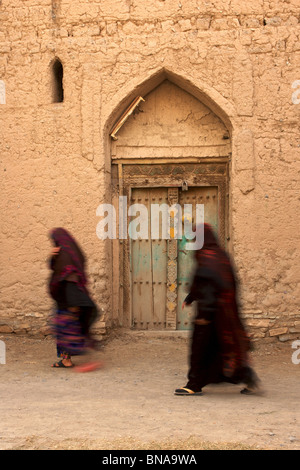 Arabische Frauen im Dorf Birkat Al Mouz im Sultanat Oman. Stockfoto