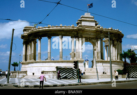 Rückseite des das Denkmal des unbekannten Soldaten (ehemalige Denkmal für Khedive Ismail) mit seiner Marine Ehrengarde in Alexandria. Stockfoto