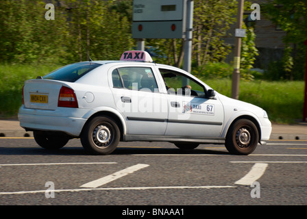 Taxi auf der Straße in Huddersfield. Stockfoto