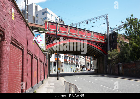 Eisenbahnviadukt in Cambridge Street in der Nähe von Oxford Road Station Manchester UK Stockfoto