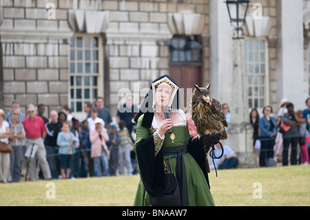 Eine Frau mit einer Eule während einer Falknerei-show Stockfoto