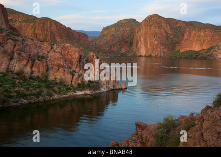 Canyon Lake und den Superstition Mountains entlang der Apache Trail, Tonto National Forest östlich von Phoenix, Arizona. Stockfoto