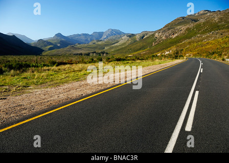 Südafrika - ländliche Straße und Landschaft in den Bergen zwischen Stellenbosch und Franschhoek, Südwestkap Stockfoto