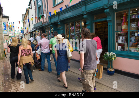 Girlanden und Touristen in der Heu-Stadt im Zentrum bei Hay Festival 2010 Hay on Wye Powys Wales UK Stockfoto