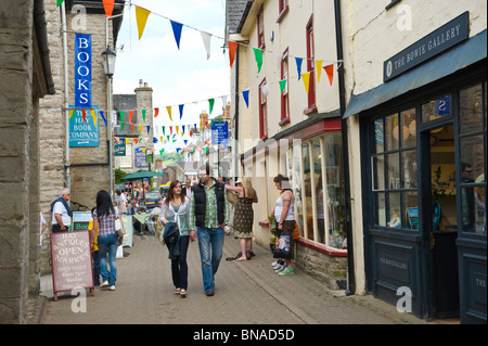 Girlanden und Touristen in der Heu-Stadt im Zentrum bei Hay Festival 2010 Hay on Wye Powys Wales UK Stockfoto