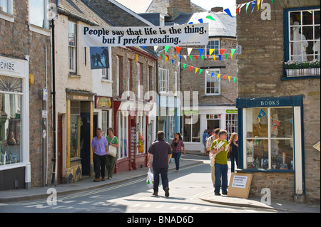 Girlanden und Touristen in der Heu-Stadt im Zentrum bei Hay Festival 2010 Hay on Wye Powys Wales UK Stockfoto