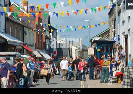 Heu-Stadtzentrum mit Girlanden geschmückt und voll mit Touristen während Hay Festival 2010 Hay on Wye Powys Wales UK Stockfoto