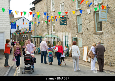 Girlanden und Touristen in der Heu-Stadt im Zentrum bei Hay Festival 2010 Hay on Wye Powys Wales UK Stockfoto