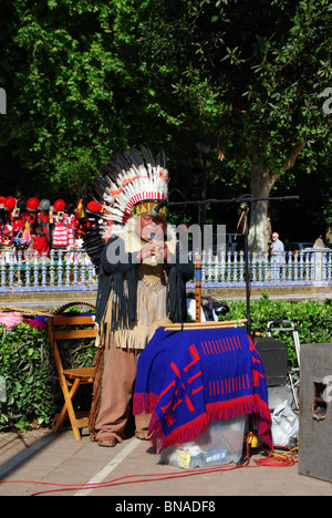 American Indian Busker in der Plaza de Espana, Sevilla, Provinz Sevilla, Andalusien, Spanien, Westeuropa. Stockfoto