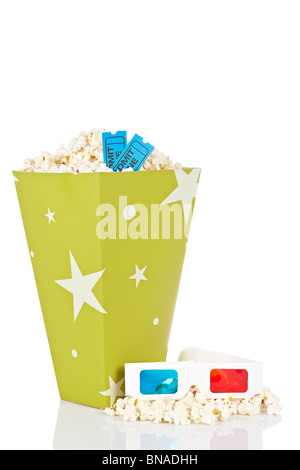 Popcorn-Eimer mit zwei Tickets und 3D Anaglyphenbrille isoliert auf weißem Hintergrund Stockfoto