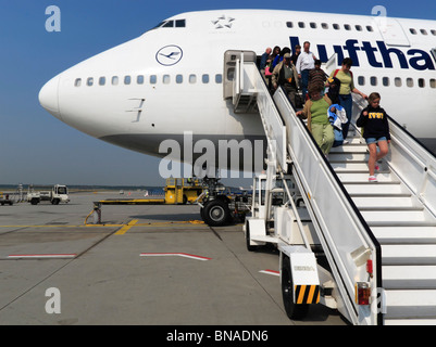 Ein Lufthansa (LH) Jumbo Jet (Boeing 747-400), der während der Ausschiffung von SFO auf der Asphaltbahn ankommt, Frankfurt DE Stockfoto