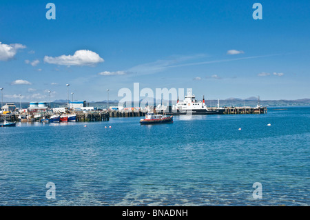 Caledonian Macbraynes Ferry in Mallaig Hafen Highland Wuith Isle Of Skye im Hintergrund Stockfoto