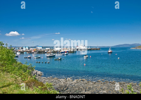 Caledonian Macbraynes Ferry in Mallaig Hafen Highland Wuith Isle Of Skye im Hintergrund Stockfoto