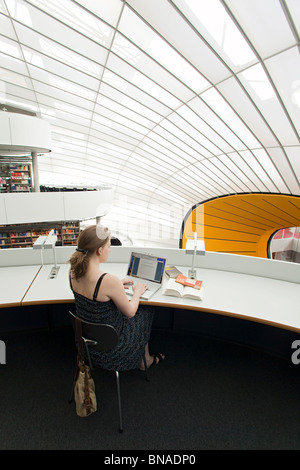 Junger Student in die Philologische Bibliothek (philologische Bibliothek) von der Freien Universität Berlin (FU Berlin) Stockfoto