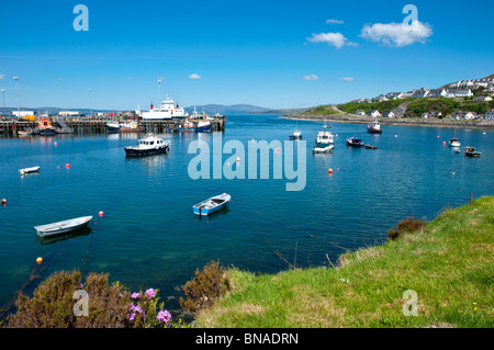 Caledonian Macbrayes Ferry in Mallaig Hafen Highland Wuith Isle Of Skye im Hintergrund Stockfoto