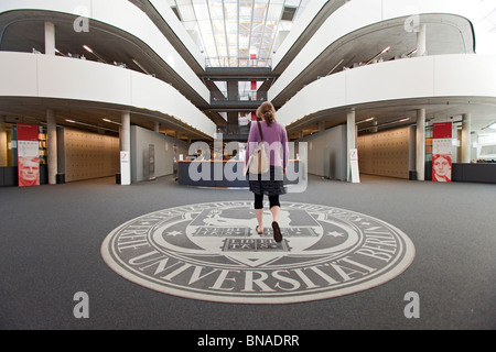 Junger Student in die Philologische Bibliothek (philologische Bibliothek) von der Freien Universität Berlin (FU Berlin) Stockfoto