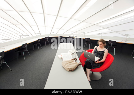 Junger Student in die Philologische Bibliothek (philologische Bibliothek) von der Freien Universität Berlin (FU Berlin) Stockfoto