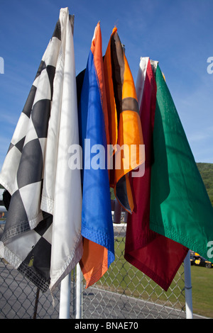 Woodstock, New Hampshire - Signalflaggen auf die Flagman Stand während der Stock Car-Rennen auf dem weißen Berg Motorsports Park. Stockfoto