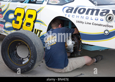 Woodstock, New Hampshire - Mechaniker arbeitet an einem Auto in der Box während der Stock Car-Rennen auf dem weißen Berg Motorsports Park. Stockfoto