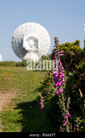 South West Coast Weg vorbei an der Regierung GCHQ Radio Tracking-Station in der Nähe von Morwenstow an der Nordküste Cornish Stockfoto