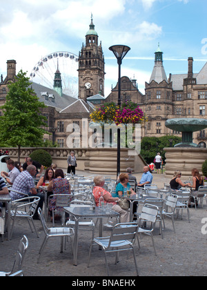 Sheffield Rathaus, Peace Gardens, Rad und alfresco diners Stockfoto