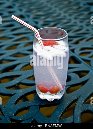 Trinken Sie ein Glas Stroh Gin Tonic Wasser Eis Erdbeere Stockfoto