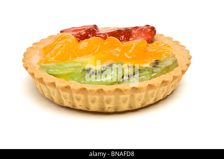 Vanillepudding gefüllt Törtchen garniert mit Sommerfrüchten von Erdbeere, Mandarine und Kiwis. Stockfoto