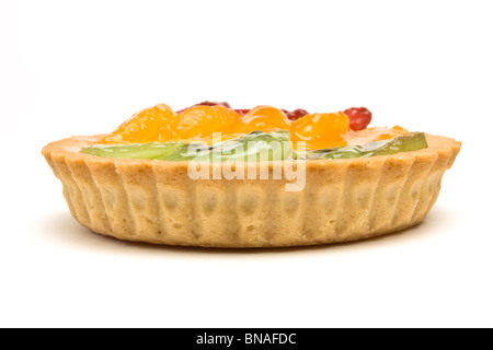 Vanillepudding gefüllt Törtchen garniert mit Sommerfrüchten von Erdbeere, Mandarine und Kiwis. Stockfoto