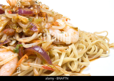 Garnelen Wok auf weißen Teller auf weißen Hintergrund isoliert. Stockfoto