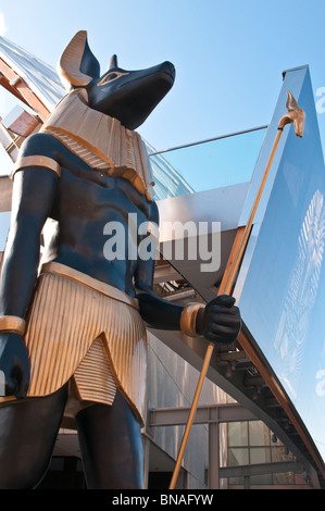 Ägyptische Statue des Anubis für Tutanchamun Ausstellung im AGO Art Gallery of Ontario, Toronto, Ontario, Kanada Stockfoto