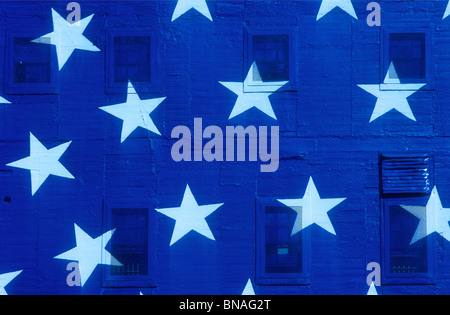 Amerikanische Flagge Stars auf Gebäude gemalt sehen andere Foto von Streifen Stockfoto