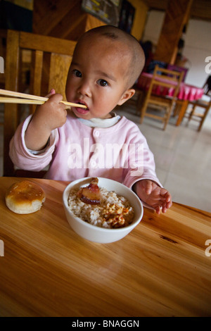 Yao Babymädchen in Dazhai Village, Longsheng, Provinz Guangxi, China Stockfoto