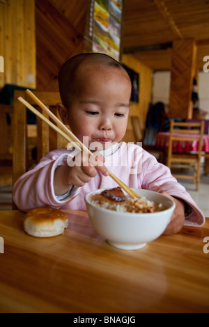 Yao Babymädchen in Dazhai Village, Longsheng, Provinz Guangxi, China Stockfoto