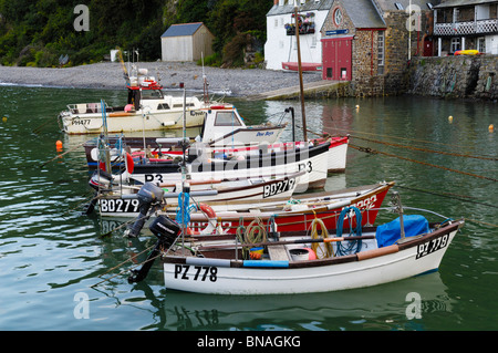 Boote im Hafen von historischen Fischerdorfes Dorf von Clovelly in Devon, England. Stockfoto