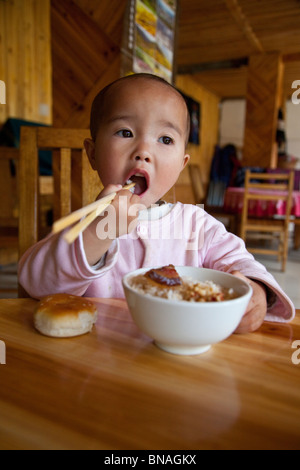 Yao Babymädchen in Dazhai Village, Longsheng, Provinz Guangxi, China Stockfoto