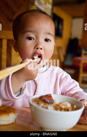 Yao Babymädchen in Dazhai Village, Longsheng, Provinz Guangxi, China Stockfoto