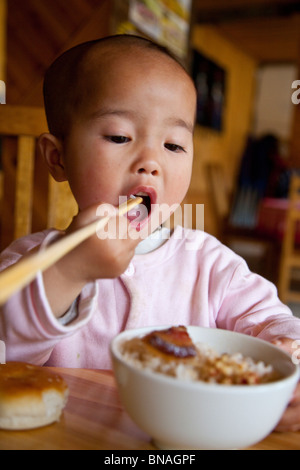 Yao Babymädchen in Dazhai Village, Longsheng, Provinz Guangxi, China Stockfoto