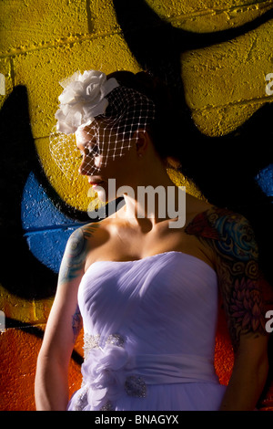 Tätowierte Braut vor Graffiti Hintergrund Stockfoto