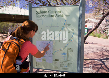 Besucher, Sabino Canyon Recreation Area, Tucson, Arizona. (Modell freigegeben) Stockfoto