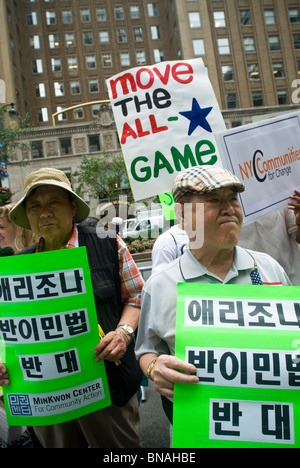 Pro-Einwanderergruppen Kundgebung vor der Major League Baseball Büros in der Park Avenue in New York Stockfoto