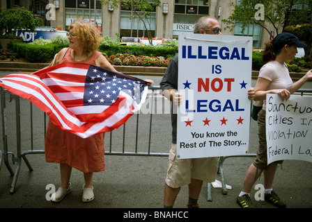 Gegen Demonstranten gegenüber einer pro-Einwanderer-Gruppe Rallye vor Hauptliga-Baseball-Büros in der Park Avenue in New York Stockfoto