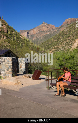 Wanderer wartet an der Shuttle-Bus Haltestelle #1, Sabino Canyon Recreation Area, Tucson, Arizona. (Modell freigegeben) Stockfoto
