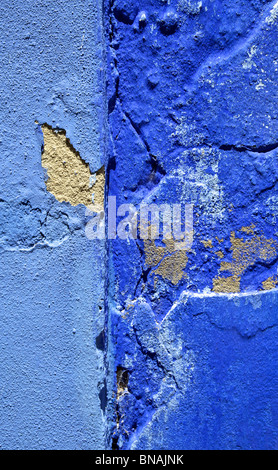 Gerissenen Putz blaue Wand des mittelalterlichen Dorfes Obidos Stockfoto