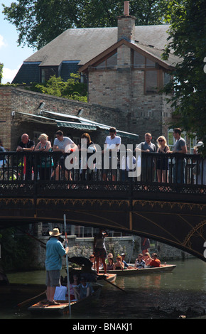 Flache auf dem Fluss Cam gehen unter der Brücke in Magdalene Street, Cambridge, England, im Sommer. Stockfoto