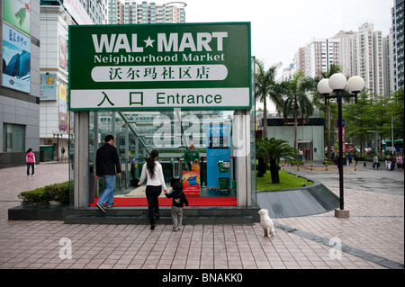 Wal-Mart Eingang in Shenzhen, nahe der Grenze zu Hong Kong. Stockfoto