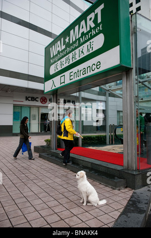 Wal-Mart Eingang in Shenzhen, nahe der Grenze zu Hong Kong. Stockfoto