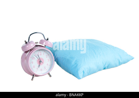 Rosa Wecker und blauen Kissen auf weiß Stockfoto