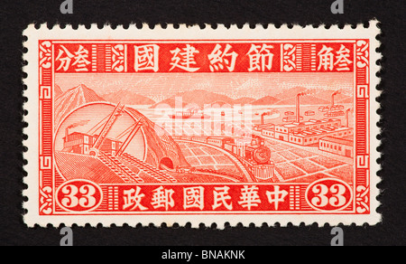 Briefmarke aus China (Volksrepublik) Industrie darstellt. Stockfoto