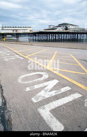 verfallene Colwyn bay Victoria Pier verfallene Ruine viktorianischen Colwyn Bay Wales Walisisch uk Großbritannien Erbe Geschichte am Meer Stockfoto