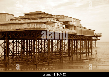 verfallene Colwyn bay Victoria Pier verfallene Ruine viktorianischen Colwyn Bay Wales Walisisch uk Großbritannien Erbe Geschichte am Meer Architektur Stockfoto